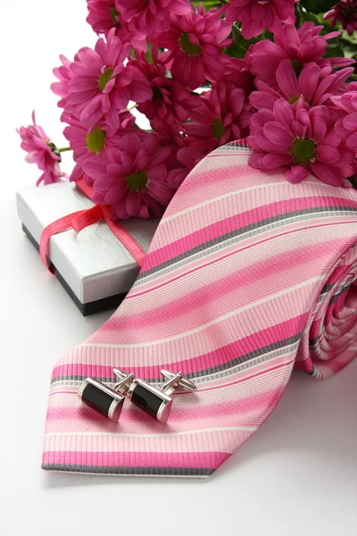 Boutons de cravate et de manchette avec fleurs sur blanc — Photo