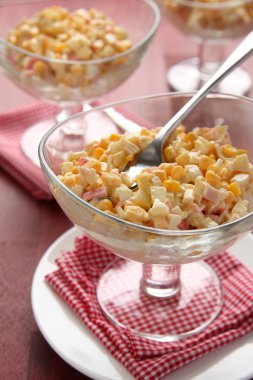 Yengeç Salata yumurta, Mısır ve mayonez ile