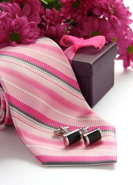 Ligações de gravata e punho com flores sobre branco — Fotografia de Stock