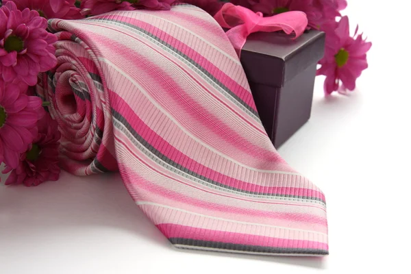 Krawatte und Geschenkbox mit Blumen — Stockfoto