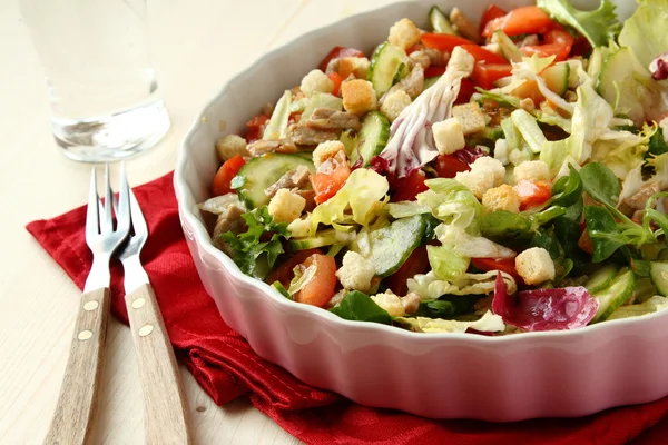 Salat mit Fleisch, Gurken, Tomaten und Croutons — Stockfoto