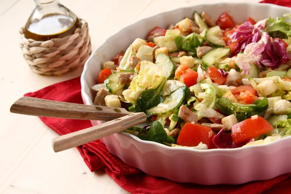 Salat mit Fleisch, Gurken, Tomaten und Croutons — Stockfoto