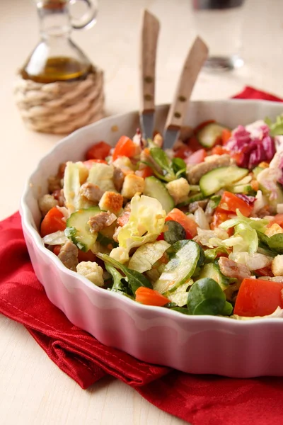 Sallad med kött, gurkor, tomater och krutonger — Stockfoto