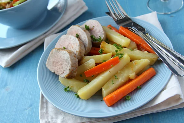 Жареная свиная вырезка с картошкой и морковью — стоковое фото