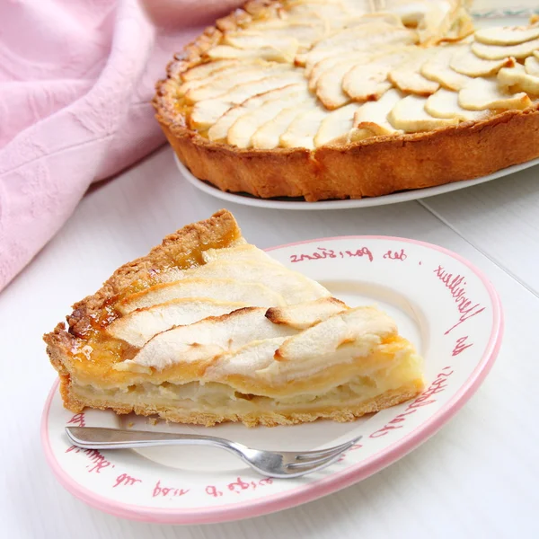 Pedazo de tarta de manzana casera fresca — Foto de Stock