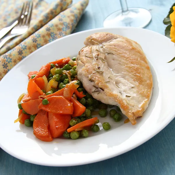 Roast chicken breast with vegetables on white plate — Stock Photo, Image