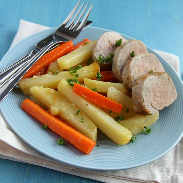 Friptură de porc feliată cu cartofi și morcovi — Fotografie, imagine de stoc