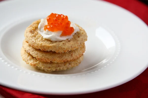 Oat bran cookies with red caviar and cream cheese — Stock Photo, Image