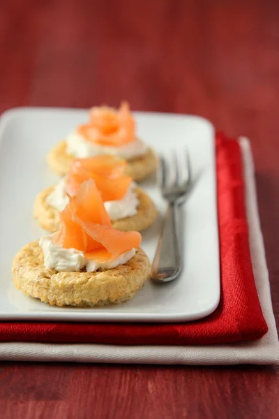 Patatine con biscotti alla crusca d'avena, salmone affumicato e crema di formaggio — Foto Stock