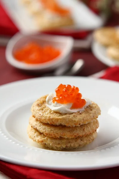 Biscuits au son d'avoine au caviar rouge et fromage à la crème — Photo