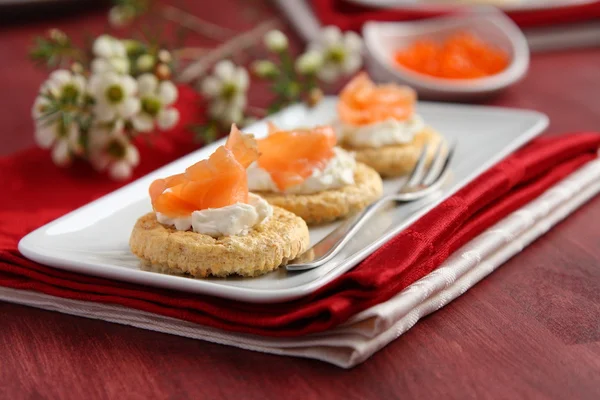 Canapes with oat bran cookies, smoked salmon and cream cheese — Stock Photo, Image