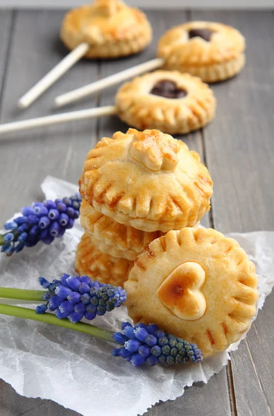 Torta pop con cioccolato e fiori muscari — Foto Stock