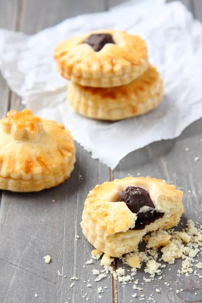 Galletas caseras de shortbread con chocolate sobre fondo de madera —  Fotos de Stock