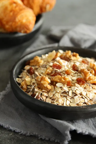 gri arka plan üzerinde sağlıklı ev yapımı granola