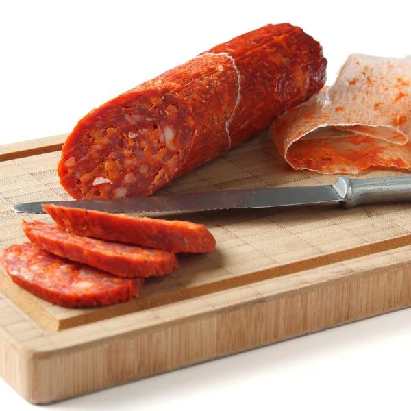 Salsiccia chorizo spagnola con coltello su tavola di legno — Foto Stock