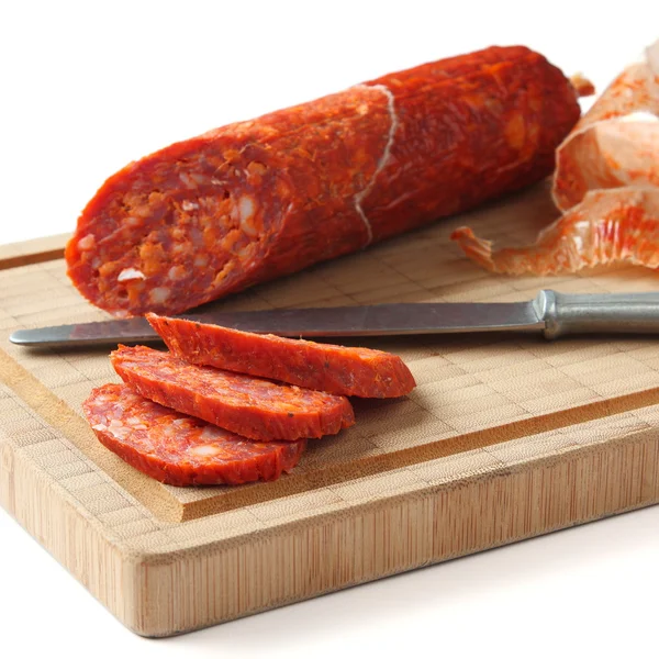 Salchicha de chorizo española con cuchillo sobre tabla de madera — Foto de Stock