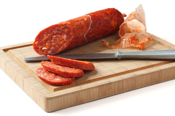 Salsiccia chorizo spagnola con coltello su tavola di legno — Foto Stock