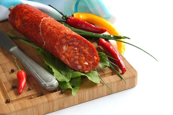 Salsiccia chorizo spagnola con peperoncino su una tavola di legno — Foto Stock