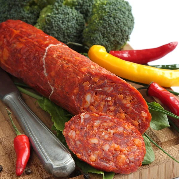 Salsiccia chorizo spagnola con peperoncini e broccoli — Foto Stock