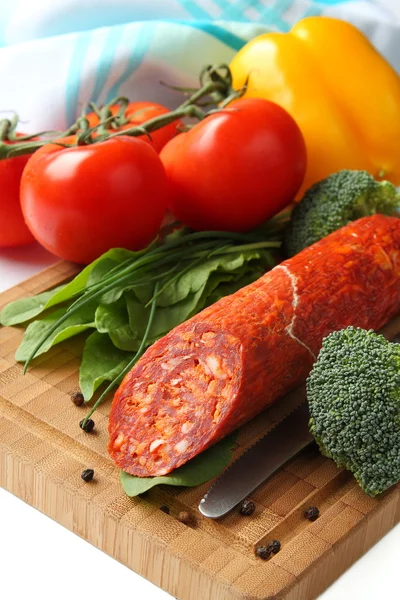 Salchicha de chorizo español con verduras en una tabla de madera —  Fotos de Stock