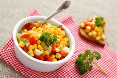 ev yapımı mısır salsa kaşık beyaz kase