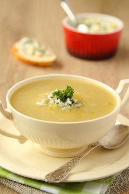 kereviz ve mavi peynir ile ev yapımı soğan çorbası