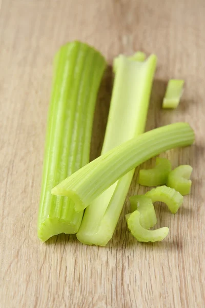 Čerstvý celer pramení na dřevěné pozadí — Stock fotografie
