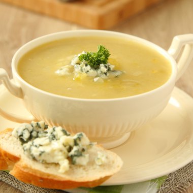 kereviz ve mavi peynir ile dilimlenmiş ekmek ile soğan çorbası