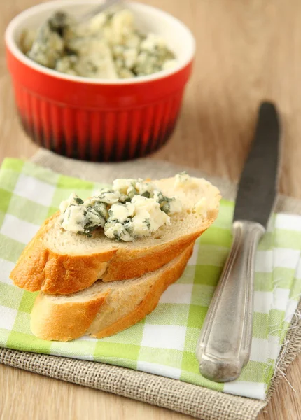 Свежий нарезанный хлеб с синим сыром — стоковое фото