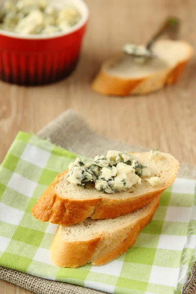 Friss szeletelt kenyér, kék sajttal — Stock Fotó