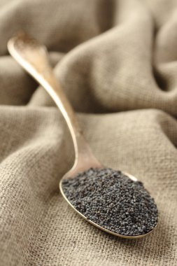 çul zemin üzerine metal kaşık, haşhaş tohumu