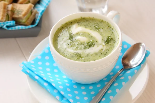 Sopa fría de pepino con eneldo, yogur y sándwiches — Foto de Stock