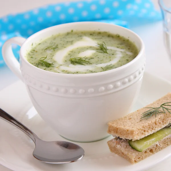 Cold cucumber soup with dill, yogurt and cucumber sandwich — Stock Photo, Image