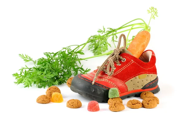 Детская обувь с морковью voor Sinterklaas и pepernoten — стоковое фото