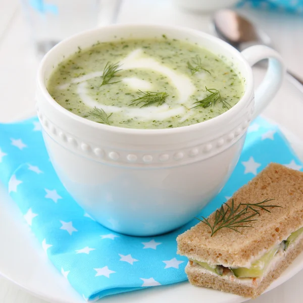 Sopa fría de pepino y yogur con eneldo y sándwich de pepino — Foto de Stock