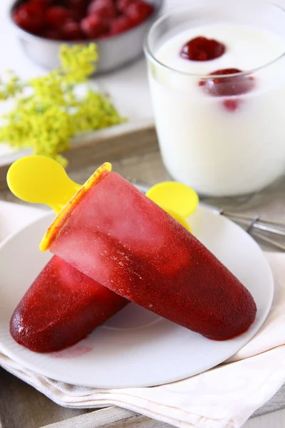Gelado caseiro de cereja picolé com iogurte — Fotografia de Stock
