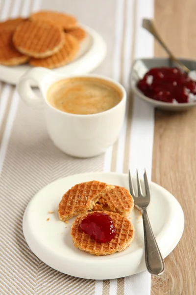 Mini-Stroopwafel (Sirupwaffeln) mit Kaffee und Marmelade — Stockfoto