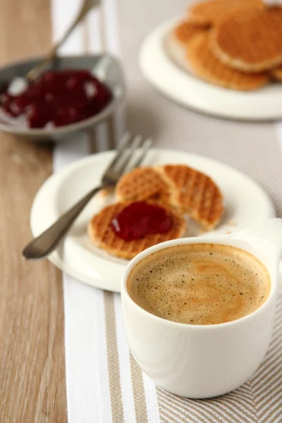 Cup of coffee and mini stroopwafels (syrupwaffles) with jam — Stock Photo, Image
