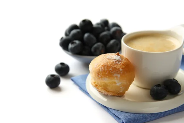 Tasse Kaffee mit Profiterolen und Blaubeeren — Stockfoto