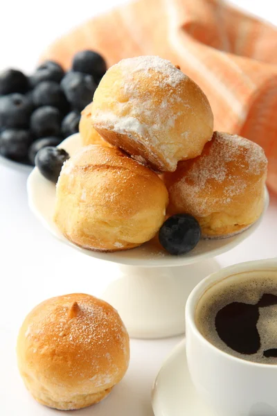 Hausgemachte Profiterolen mit Sahne, selektiver Fokus — Stockfoto