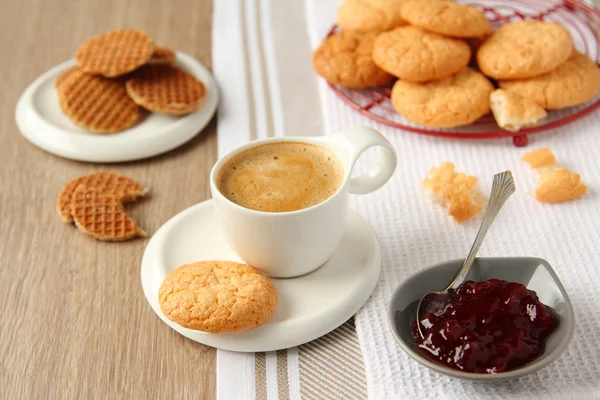 Cup of espresso with coconut cookies on a plate — Stock Photo, Image