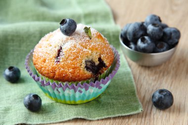 taze yaban mersini ile ev yapımı böğürtlenli kek