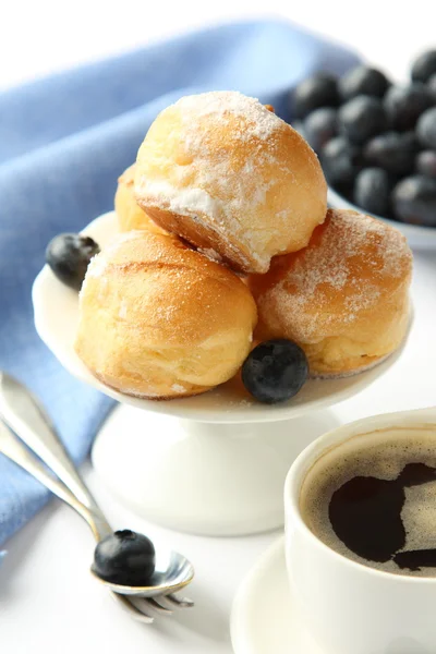 Profiteroles maison à la crème, mise au point sélective — Photo