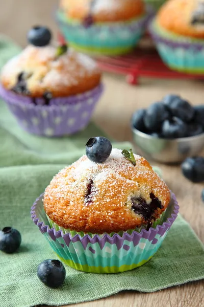 Deliciosos muffins caseiros de mirtilo com mirtilos frescos — Fotografia de Stock