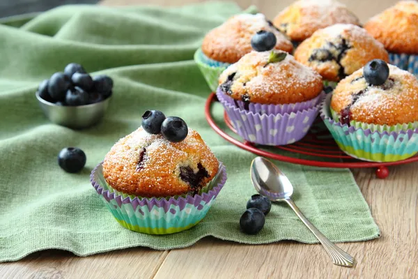 Deliciosos muffins caseiros de mirtilo com mirtilos frescos — Fotografia de Stock