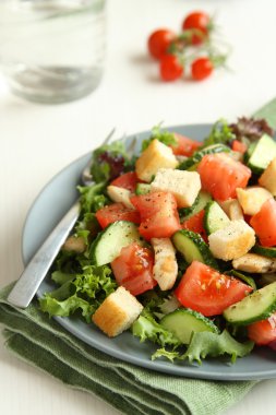 et, salatalık, domates ve croutons salata