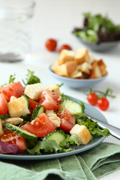 Salat mit Fleisch, Gurken, Tomaten und Croutons — Stockfoto