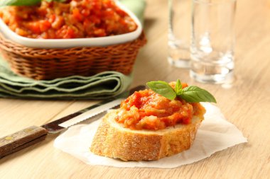 Patlıcan salatası (havyar) ve fesleğen yaprakları ile açık sandviçler