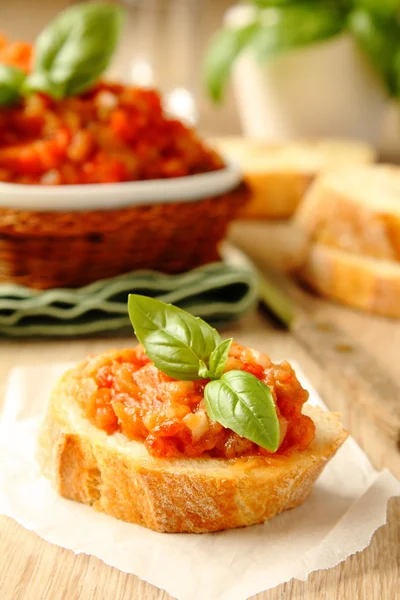 Open sandwiches with eggplant salad (caviar) and basil leaves — Stock Photo, Image