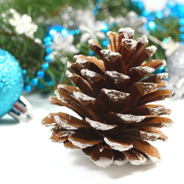 süper ve mavi beyaz top ile Noel kompozisyon